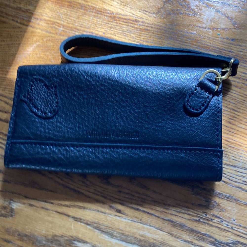 Portland Leather black leather wristlet - Picture 2 of 5